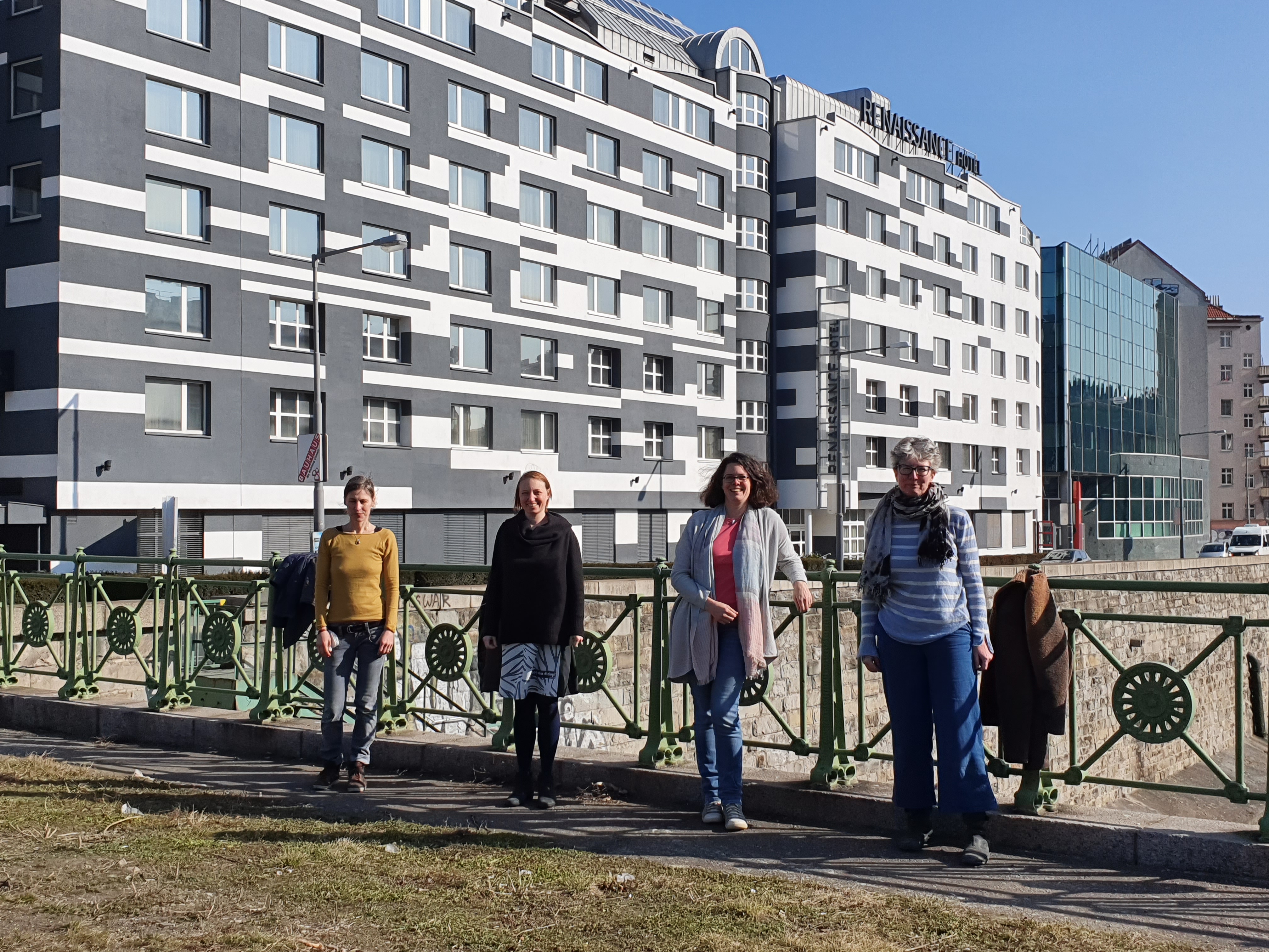 Auf dem Bild sind die vier Forscherinnen des Projekts auf einer Brücke zu sehen: